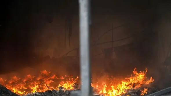 آتش سوزی گسترده انبار موادغذایی در همدان