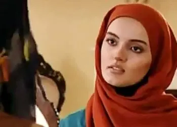 نگاهی به چیدمان منزل شاهانه و مجلل نیلوفر پارسا «بیتای آوای باران» و همسر هنرمندش، میلاد اسداللهی/ از مبلمان مدرن و دیوار کوب تا تابلو هنری و پنجره بزرگ رو به طبیعت...