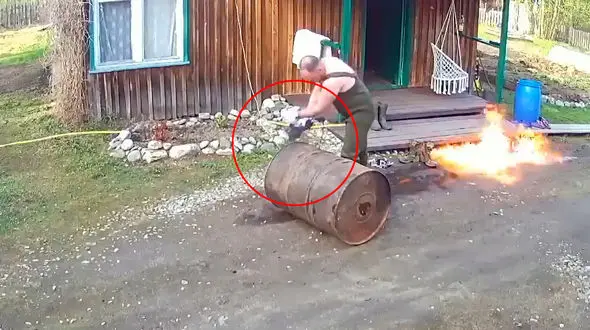 فیلم وحشتناک از آتش گرفتن بشکه نفت زیر پاهای مرد تعمیرکار 