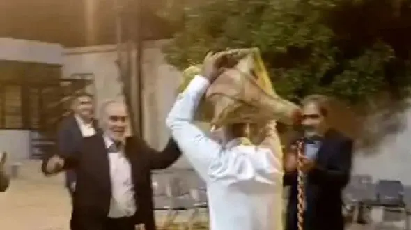 آواز باشکوه پیرمرد نی انبان رو گرفته سرش چه رقص بندری پر شوری تو عروسی میکنه آخر سرخوشی