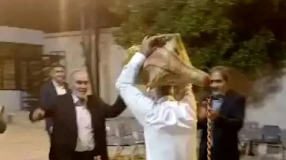 آواز باشکوه پیرمرد نی انبان رو گرفته سرش چه رقص بندری پر شوری تو عروسی میکنه آخر سرخوشی