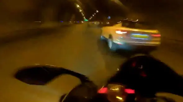 فیلم تلوتلو خوردن موتور سوار در تونل به دلیل سرعت زیاد
