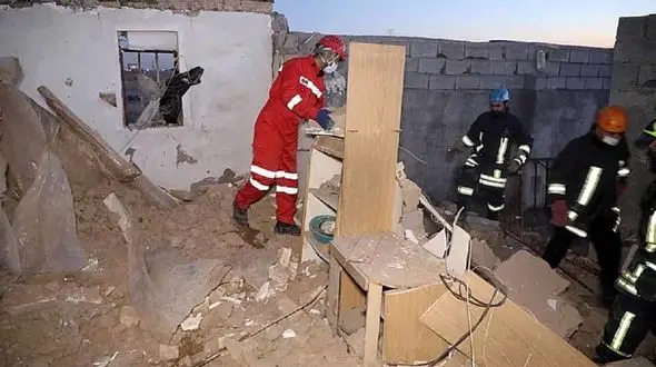 2 مرد در مشهد زنده به گور شدند / علت انفجار و عکس ها