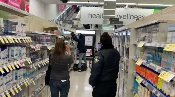 سرقت عجیب در مقابل نگهبان فروشگاه + فیلم