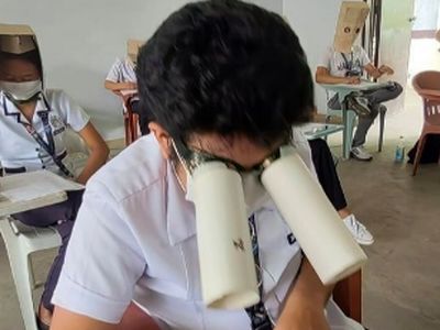 وقتی کلی تقلب آماده کردی ولی صندلیت میوفته بغل مراقب/ بیچاره غم از چشماش می‌باره!