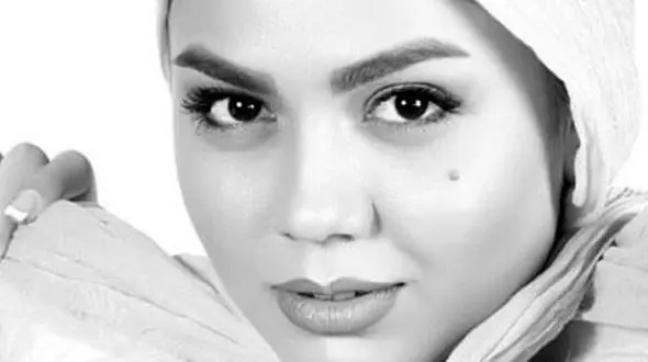 تیپ متفاوت آزاده زارعی با شال خطاطی + عکس 