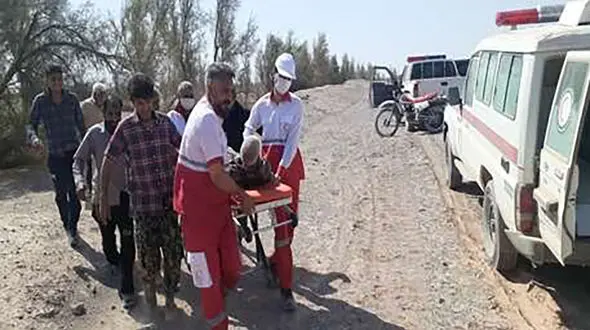 نجات پیرمرد 90 ساله گمشده در کویر کرمان + عکس