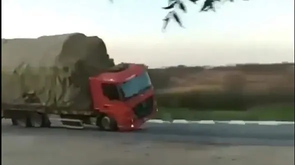 ببینید / واژگونی وحشتناک یک تریلی به دلیل سرعت زیاد در جاده