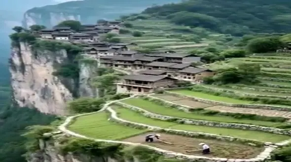 فیلم/ معماری خلاقانه؛ روستا ساختن لب پرتگاه همه خونه ها دوبلکس و فول امکانات ویو ابدی داره 