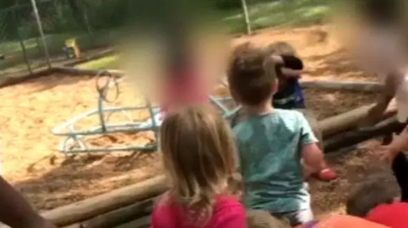 سنگسار کودک 4 ساله به دستور مربی مهدکودک + عکس