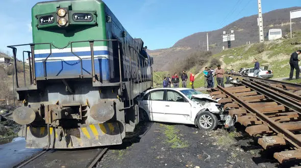 قطار در سوادکوه خودروی لوکس خارجی را له کرد+ فیلم و عکس