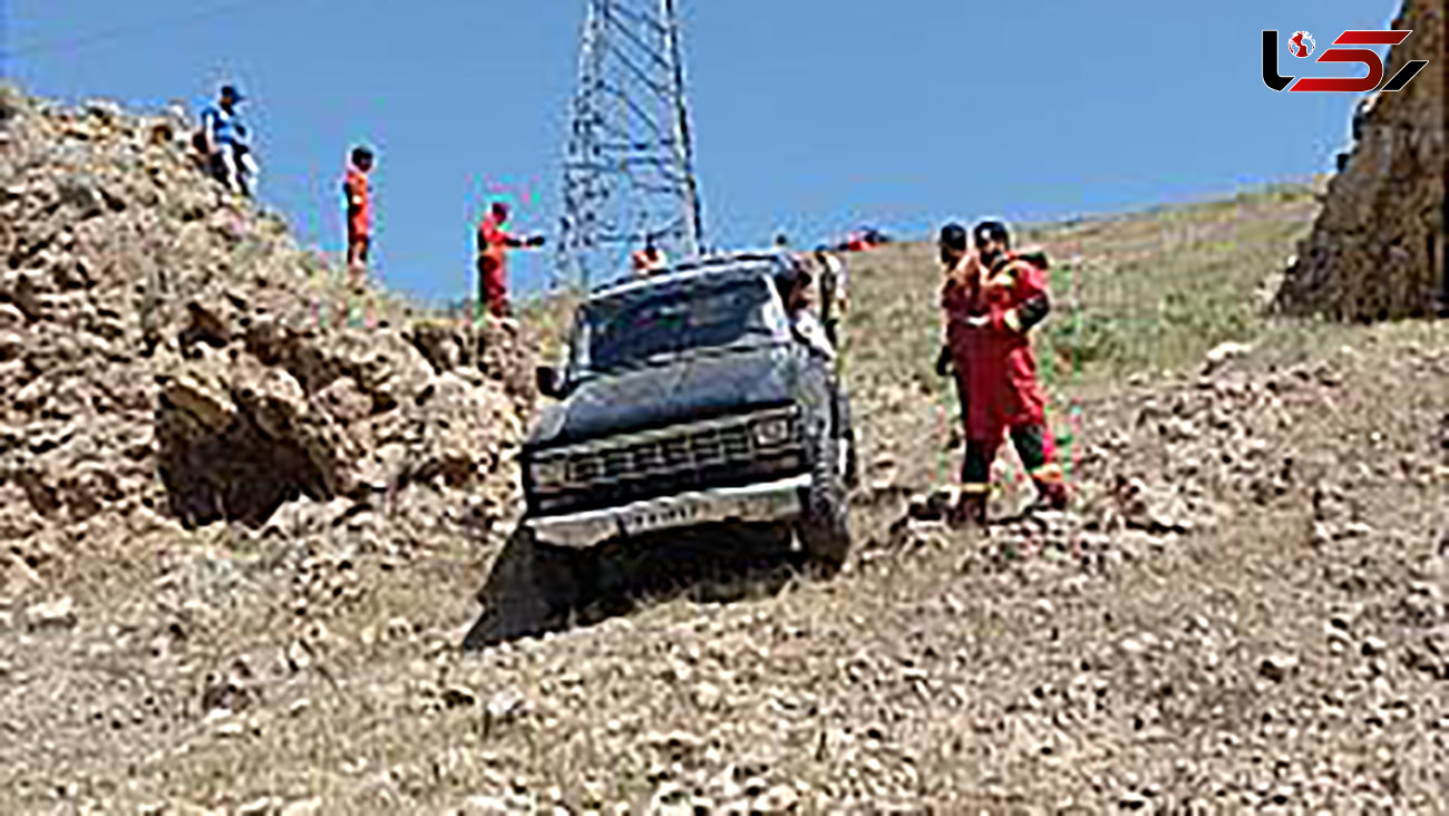 عکس / گیر کردن ماشین شاسی بلند در ارتفاعات سرخه حصار