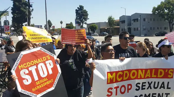 اعتراض کارکنان مک دونالد به رسوایی های اخلاقی! / در امان نیستیم
