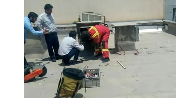 شکایت عجیب دزد بدشانس بخاطر گیر کردن در کانال کولر ! / معمار باید پاسخگو شود ؟!