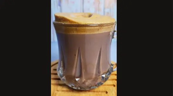 طرز تهیه موکا قهوه فوری خانگی + فیلم