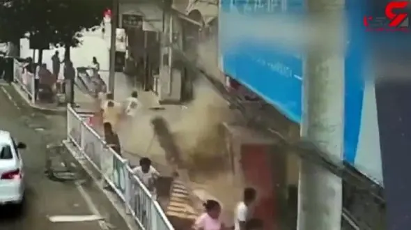 افتادن بیلبورد روی عابران پیاده + فیلم