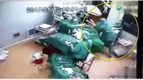 کتک کاری دو جراح بالای سر مریض در اتاق عمل !+عکس