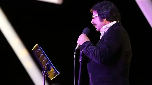 فیلم آوازخوانی اصیل و باشکوه علیرضا افتخاری/ با این اجرا برج میلاد رو برد هوا بنازم به این حنجره طلایی