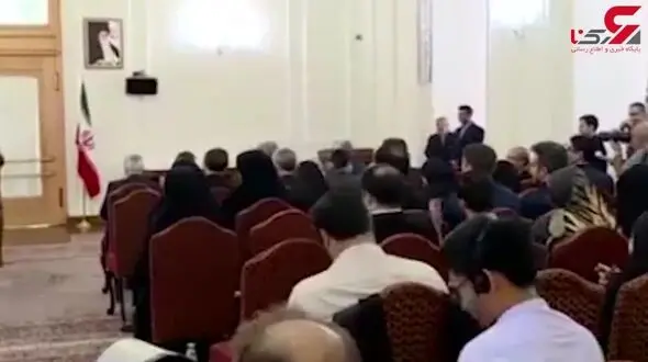 شوخی وزیر امور خارجه با خبرنگاران: ننویسید ظریف عصبانی بود؛ من اگر داد نزنم صدایم به شما نمی‌رسد + فیلم 