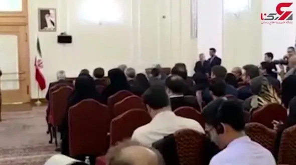 شوخی وزیر امور خارجه با خبرنگاران: ننویسید ظریف عصبانی بود؛ من اگر داد نزنم صدایم به شما نمی‌رسد + فیلم 