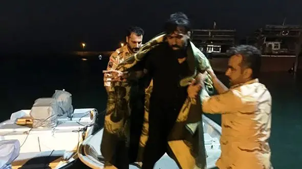 اقدام شجاعانه دریابان بوشهری در نجات مرد جوان از مرگ + عکس