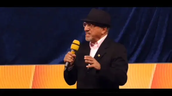 بوسه علیرضا خمسه بر دستان نصیریان + فیلم