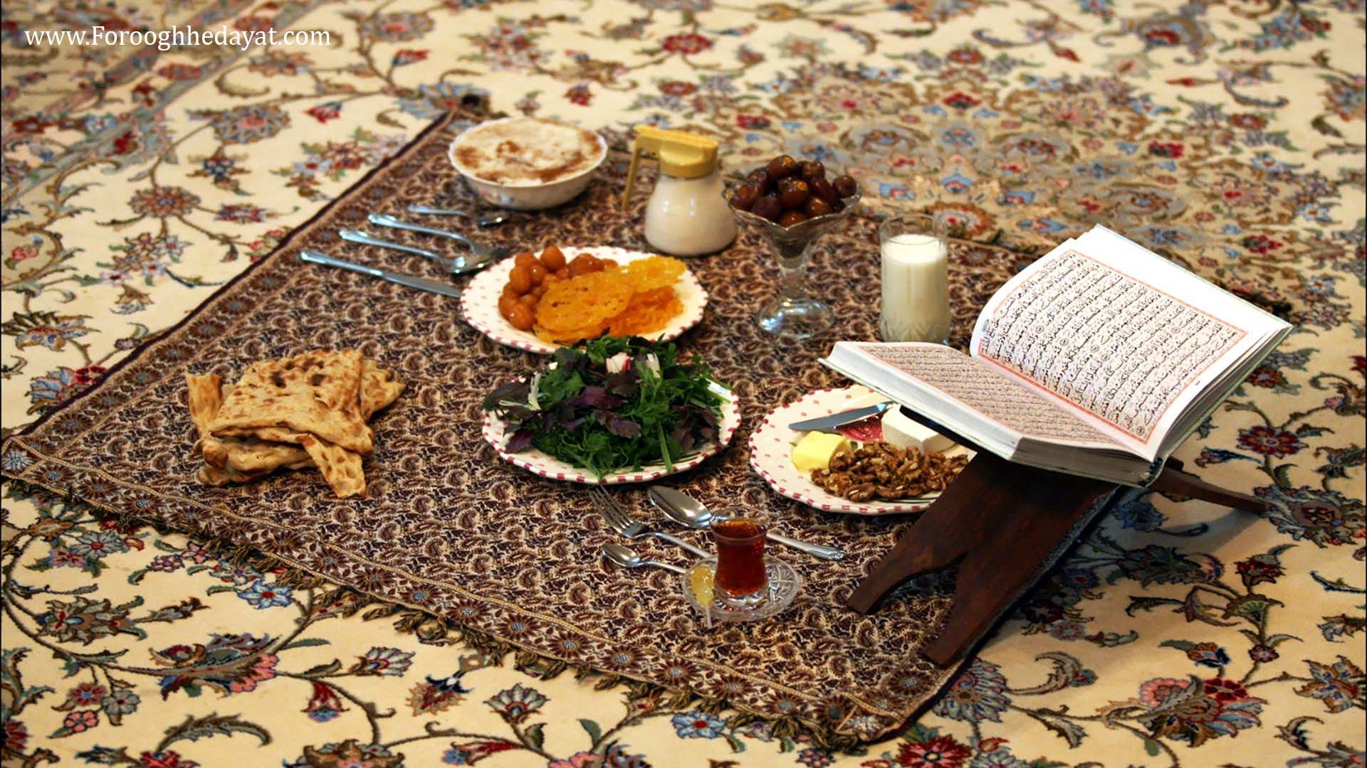 Можно ли глотать во время рамадана. Ифтар и Коран. Коран на столе. Стол на Рамадан. Мусульманская еда.