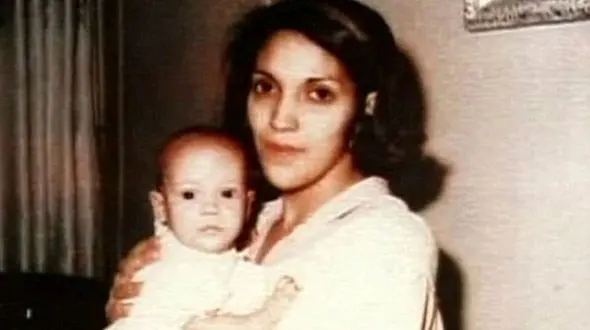 عکس جنیفر لوپز در نوزادی در آغوش مادرش! 