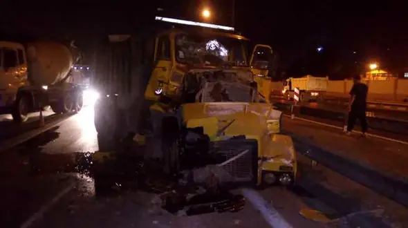 عکس های کامیون له شده در تهران / شاخ به شاخ در 3 صبح