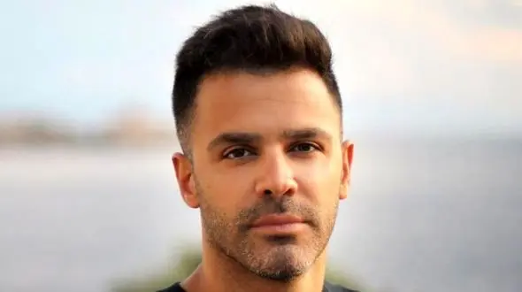 دانلود آهنگ احساسی من مقصرم از سیروان خسروی /عشق چه بی رحمه رو قلب من زخمه اینا سهمه من از توئه...