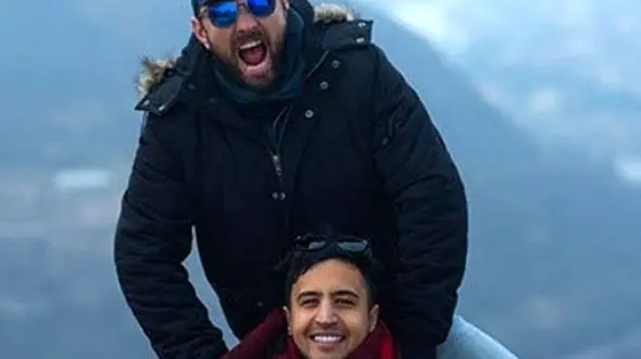 فیلم/بهرام رادان بازیگر کاریزماتیک سینمای ایران؛ مهرداد صدیقیان: بهرام تو خونه با تی شرت و شلوار گشاد میگرده از شلوارک خوشش نمیاد!