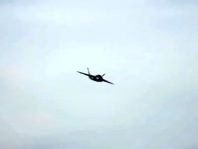 پدافند ارتش جنگنده اف - ۱۵ متجاوز را در آسمان جنوب هدف قرار داد + فیلم لحظه شکار