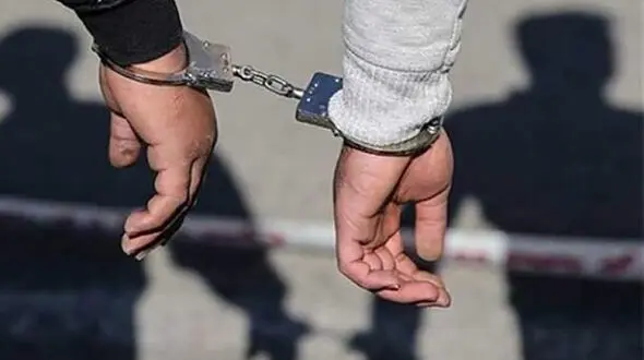 مرد مکانیک مواد فروش از آب درآمد