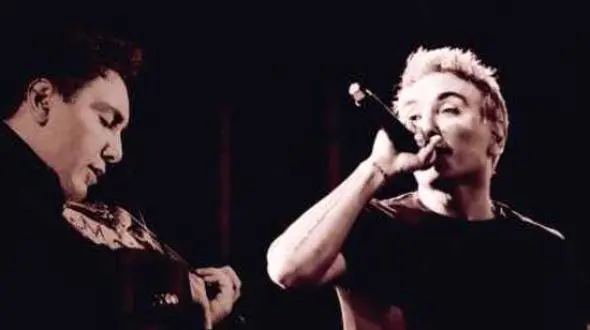 دانلود آهنگ باشکوه شادمهر عقیلی / خاطره یعنی تموم خنده های تو...