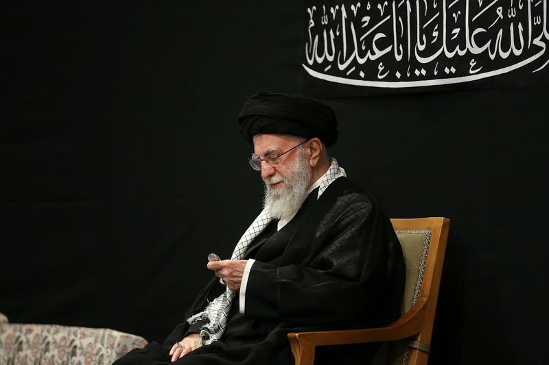 رهبر انقلاب در شب عاشورا