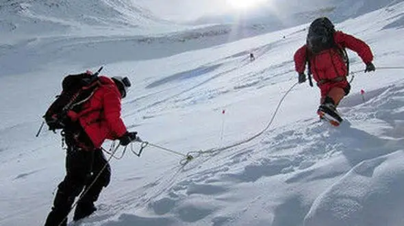 نجات کوهنورد  28 ساله از ارتفاعات کو های پریان