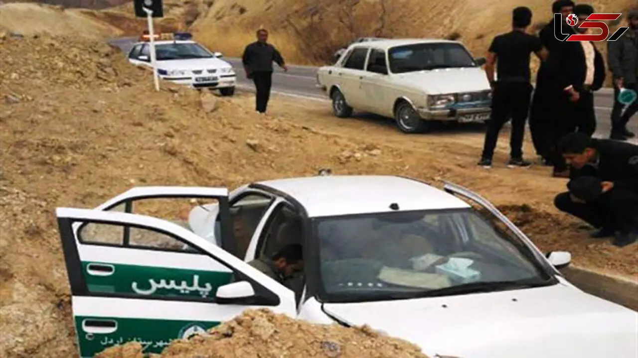سقوط خودرو پلیس به چاله