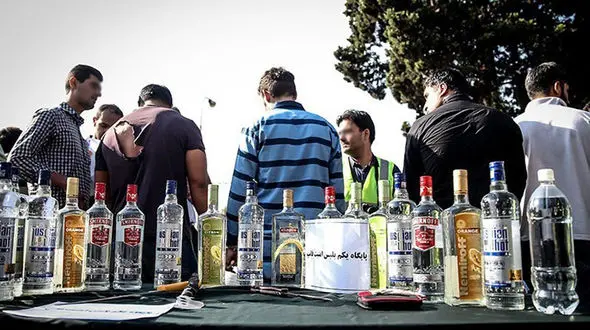 کشف مشروبی با براده‌های «طلا» در تهران + عکس 