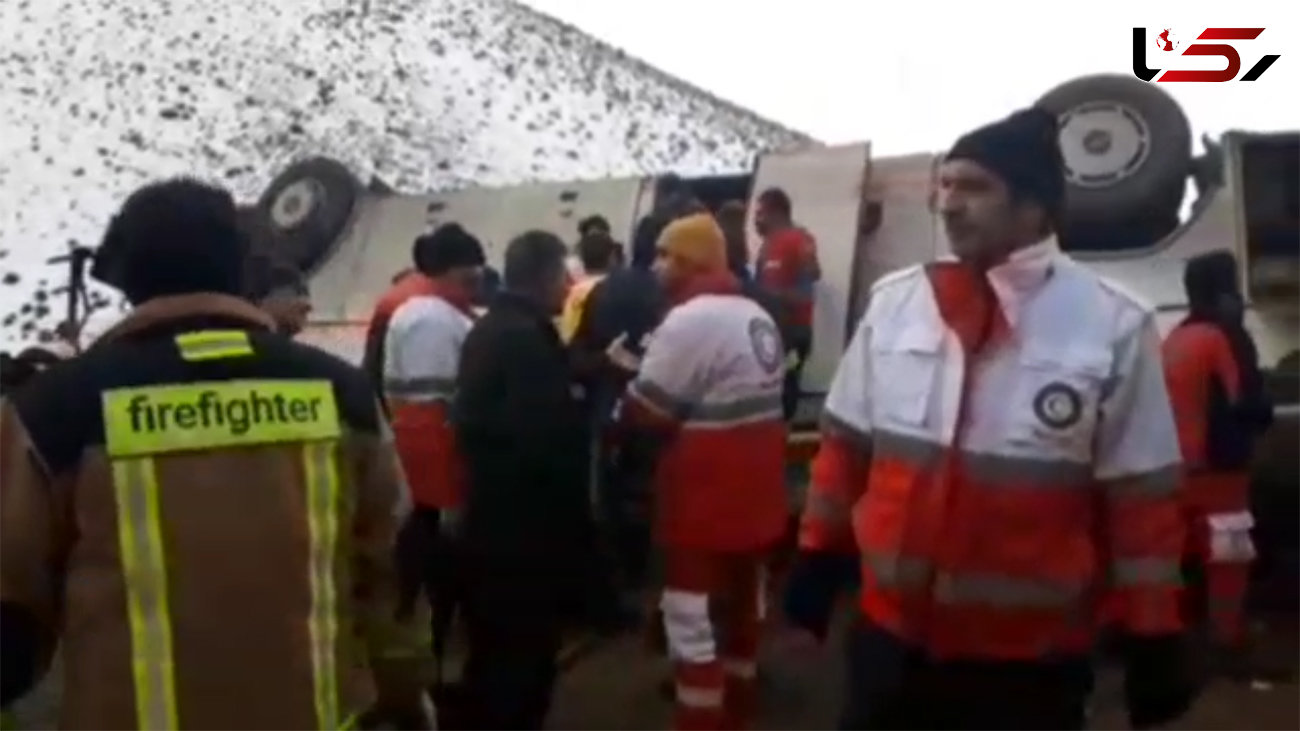 18 کشته و زخمی در تصادف هولناک اتوبوس مسافربری با کامیون در تفرش + فیلم
