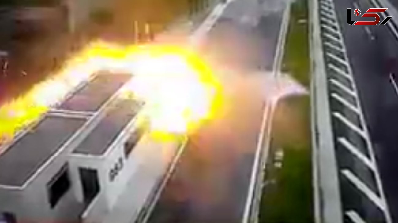 انفجار شدید پورشه که با 240 کیلومتر به خودروی یک زن و کود ک زد+ فیلم لحظه حادثه