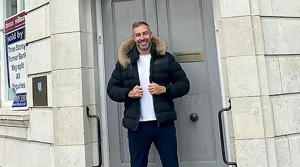 تاجر ثروتمند، بانکی که ۲۰ سال پیش به او وام نداد را خریداری کرد! + عکس