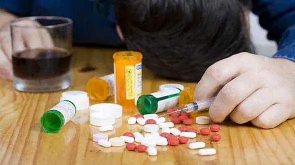 نمایش بی‌پرده مواد مخدر در سریال‌ها و نمایش خانگی / هشدار وزارت بهداشت به اهالی سینما