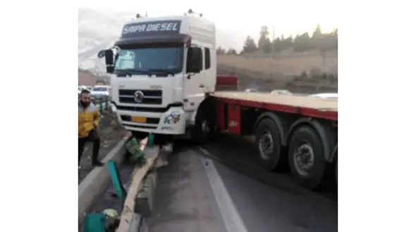 قیچی تریلی در پیچ سرخه حصار+عکس