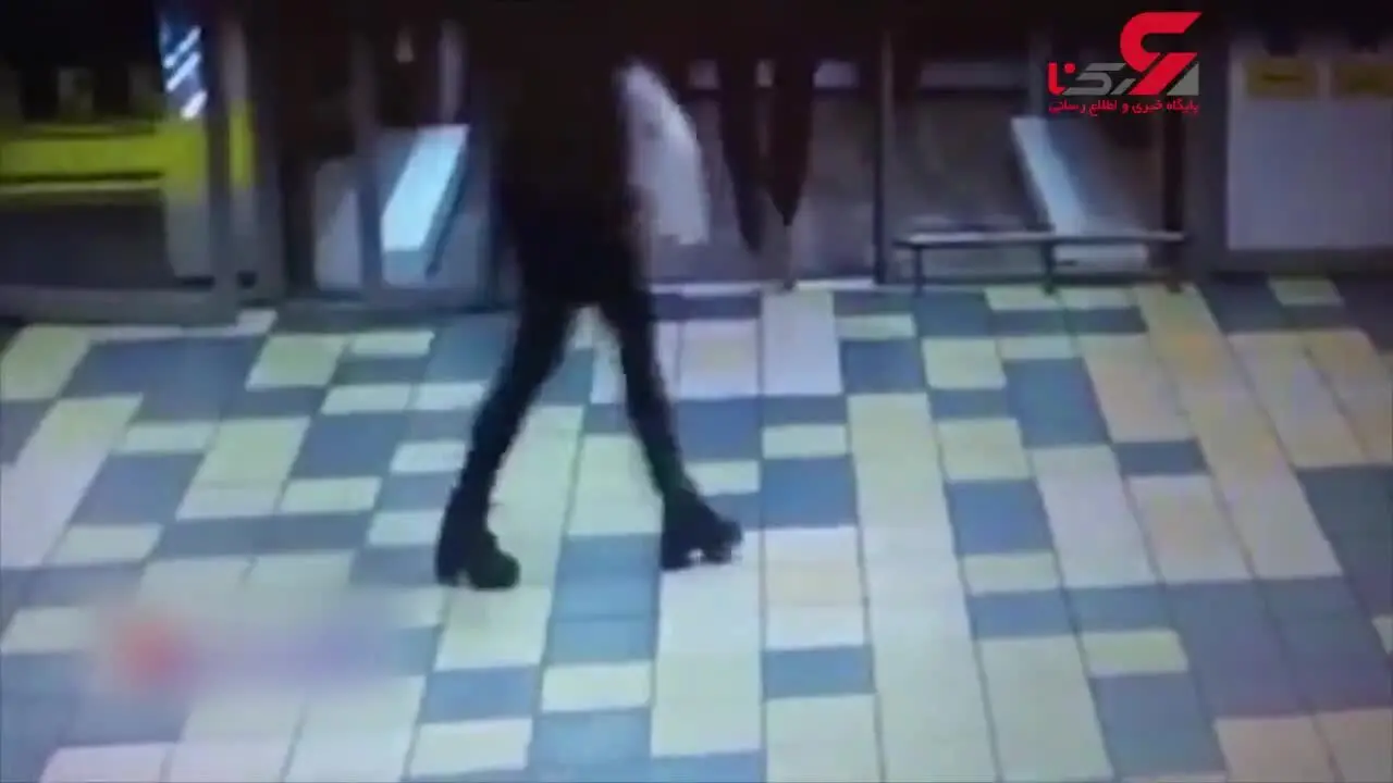 مشتری جوان به خاطر یک موبایل انگشت خود را قطع کرد! +فیلم 