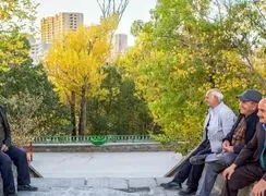 چرا بازنشستگان ایرانی با ۳۰ سال بیمه‌پردازی همچنان مشکلات مالی دارند؟