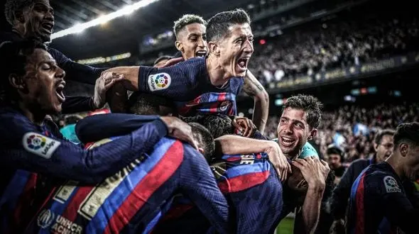 مطبوعات اسپانیا در تسخیر ال‌کلاسیکو/ برد بارسا دیوانه‌کننده بود!