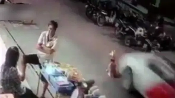 لحظه له شدن یک سگ زیر چرخ‌های ماشین + فیلم