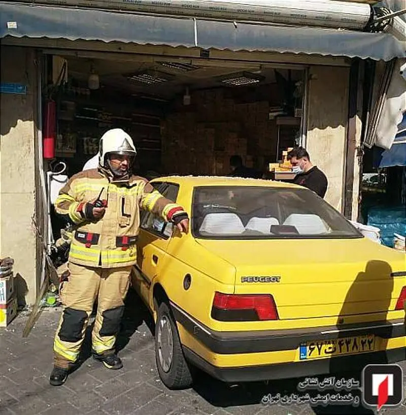 ورود ناگهانی خودرو به داخل مغازه