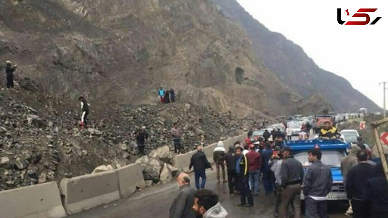 خودرو سواری به تیربرق زد و یک ساعت جاده هراز را بست + عکس
