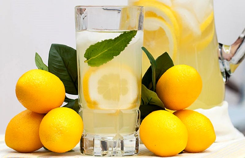 Вода с лимоном понижает. Лимонад имбирный в графине. Вода с лимоном красивое фото.